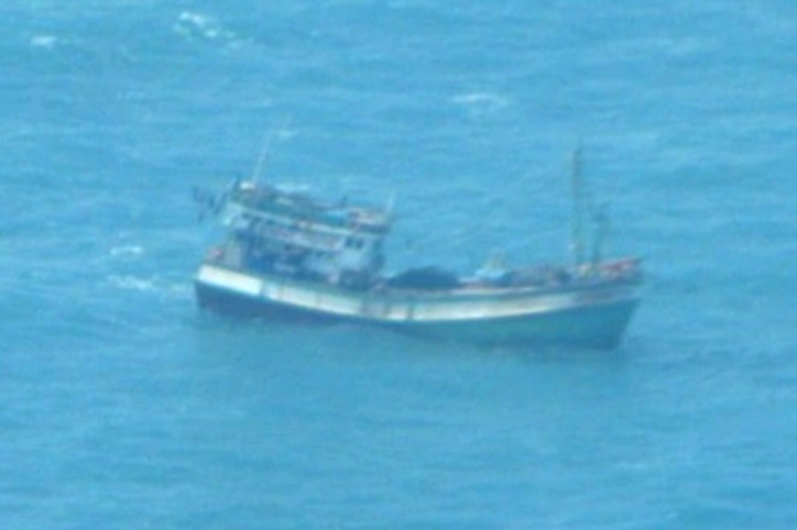 Cứu 10 thuyền viên bị chìm tàu trên biển - 1