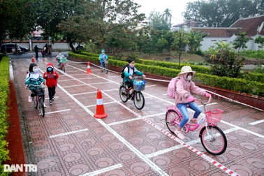 Học sinh ngoại thành đi học trong mưa rét sau thời gian nghỉ dịch Covid-19