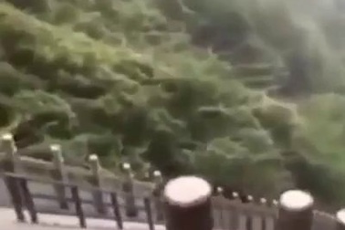 Ngỡ ngàng với màn leo cầu thang dễ như không của xe SUV