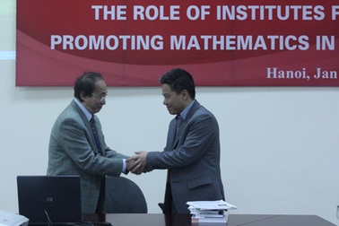 GS. Ngô Bảo Châu về nước dự hội thảo toán học