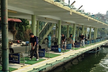 Thú chơi quý tộc: Đánh golf trên mặt nước Hồ Tây