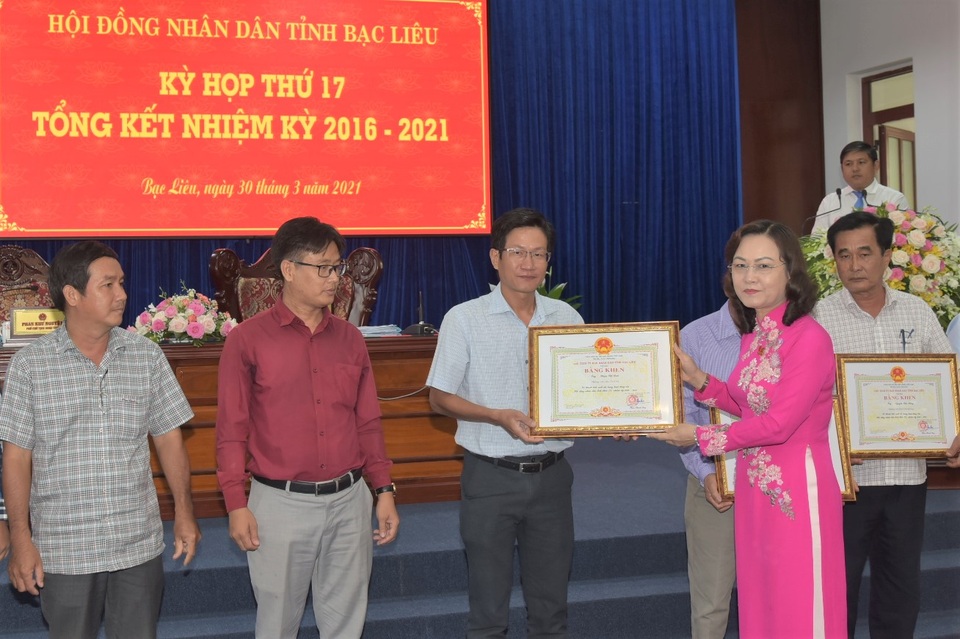 HĐND Bạc Liêu tổng kết nhiệm kỳ, Chủ tịch tỉnh tặng bằng khen PV Dân trí - 2 HĐND Bạc Liêu tổng kết nhiệm kỳ, Chủ tịch tỉnh tặng bằng khen PV Dân trí - 2