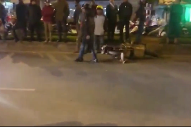 Người dân truy đuổi xe ô tô gây tai nạn bỏ chạy