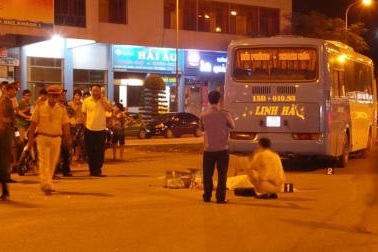 Đi bộ qua đường, cụ ông bị xe khách cán tử vong