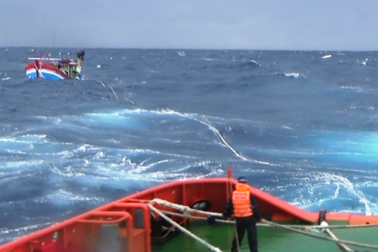 Điều 2 tàu cá Phú Yên đi cứu tàu Bình Định bị nạn trên biển