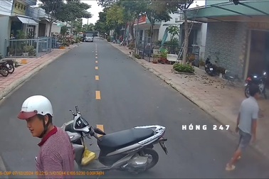 Người đàn ông nghi say rượu, cố tình chặn đầu xe ô tô để gây sự