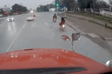 Hai cô gái tạt đầu "dằn mặt" xe công-ten-nơ