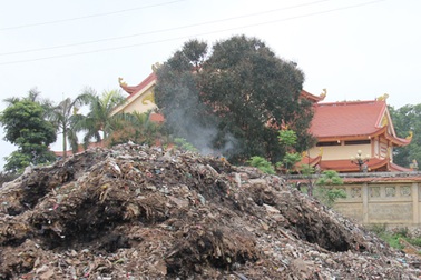 Rác lấp mộ, “tấn công” đền liệt sỹ