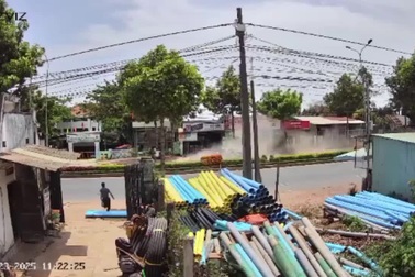 Khoảnh khắc chiếc xe lao đi với tốc độ cao và tông vào lề đường