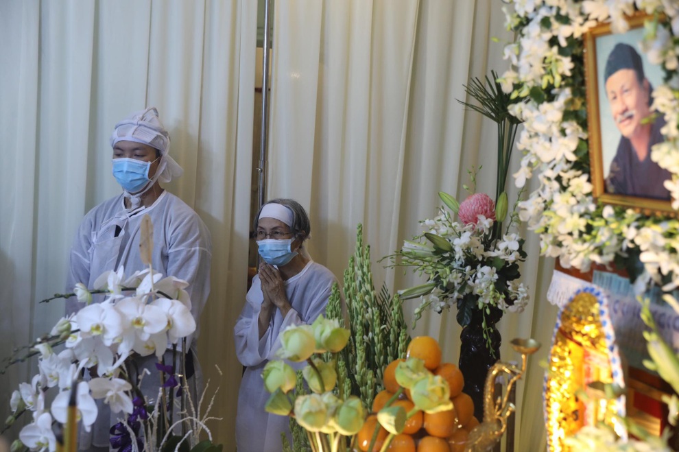 Gia đình, đồng nghiệp đội mưa đưa tiễn đạo diễn Lê Cung Bắc - 2 Gia đình, đồng nghiệp đội mưa đưa tiễn đạo diễn Lê Cung Bắc - 2