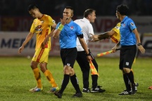 Bị trọng tài tố hành hung, thủ môn của CLB TPHCM lên tiếng