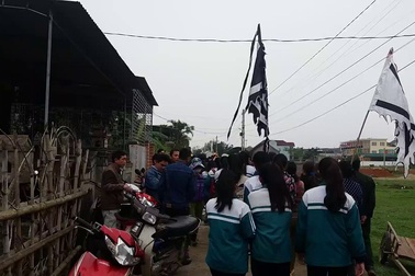 Người thân khóc tiễn đưa nạn nhân xấu số về nơi an nghỉ cuối cùng.