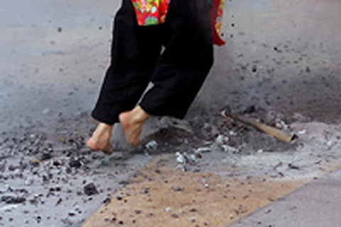 Tắm than hồng, nhảy “Pút tồng”