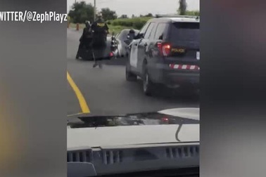 Video nữ cảnh sát Canada chặn xe "người dơi"