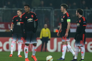 Shrewsbury Town - Man Utd: Nơm nớp lo sợ