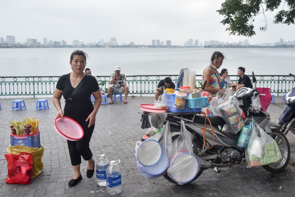 Trà đá ven hồ Tây kín đặc người, chủ quán lẫn khách hàng thờ ơ với lệnh cấm - 12 Trà đá ven hồ Tây kín đặc người, chủ quán lẫn khách hàng thờ ơ với lệnh cấm - 12