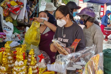 Người Đà Nẵng nhộn nhịp sắm đồ cúng tiễn ông Táo về trời