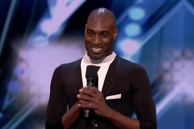 Nghệ sĩ uốn dẻo khiến người xem la hét sợ hãi