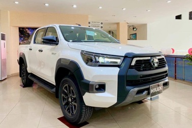 Toyota Hilux bản "full" được đại lý hé lộ sẽ có giá gần 1,1 tỷ đồng