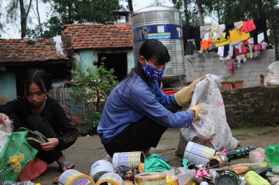 Người mẹ ung thư nghẹn ngào xin các nhà hảo tâm thương 3 đứa con thơ dại - 3 Người mẹ ung thư nghẹn ngào xin các nhà hảo tâm thương 3 đứa con thơ dại - 3