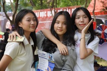 Phụ huynh lo học phí đại học ngày càng tăng, con học xong chạy xe ôm