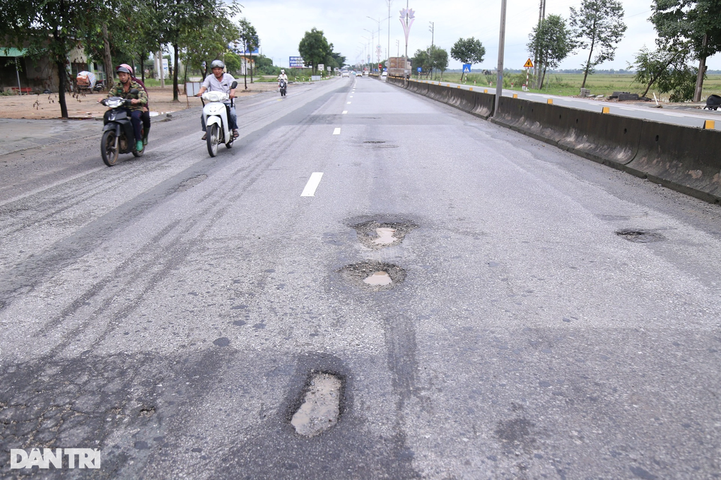Đoạn quốc lộ qua Hà Tĩnh xuất hiện hàng loạt điểm hư hỏng - 2 Đoạn quốc lộ qua Hà Tĩnh xuất hiện hàng loạt điểm hư hỏng - 2