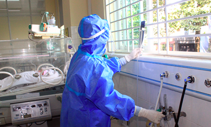 Bác sĩ chăm sóc trẻ em nhiễm covid-19. Ảnh minh họa