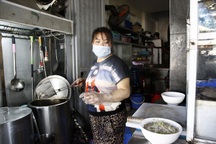 Người nấu ăn cho trường tiểu học có được hỗ trợ khi nghỉ việc?