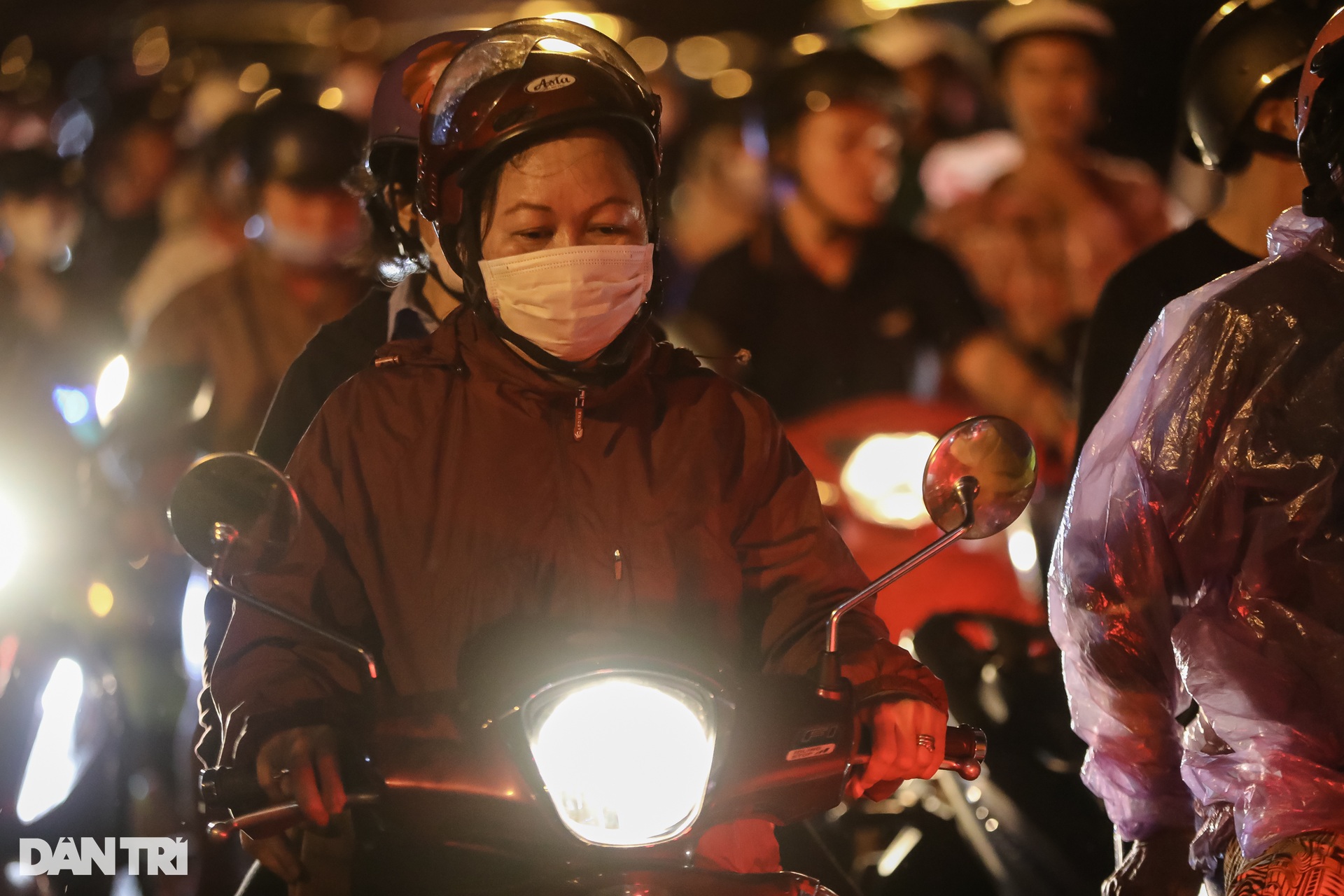 Giao thông tê liệt sau cơn mưa lớn ở TPHCM - 4 Giao thông tê liệt sau cơn mưa lớn ở TPHCM - 4