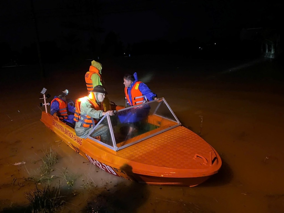 Thêm một đêm trắng giữa dòng lũ - 3 Thêm một đêm trắng giữa dòng lũ - 3