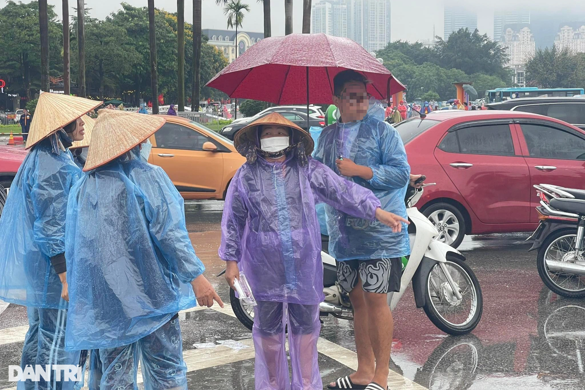 Vé trận chung kết giảm sâu, phe đội mưa đi xả hàng - 9 Vé trận chung kết giảm sâu, phe đội mưa đi xả hàng - 9
