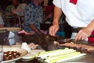 Tôm “bay” vào mặt khách, bị phạt 10 triệu USD