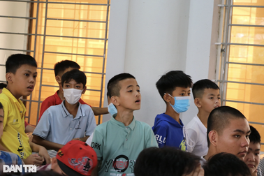 Lễ khai giảng ở ngôi trường đặc biệt, bố mẹ bỏ công việc cả tuần theo con