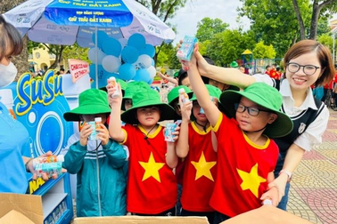 Chương trình "Nạp năng lượng - Giữ Trái đất xanh" tiếp tục đến với trẻ em vùng sâu, vùng xa