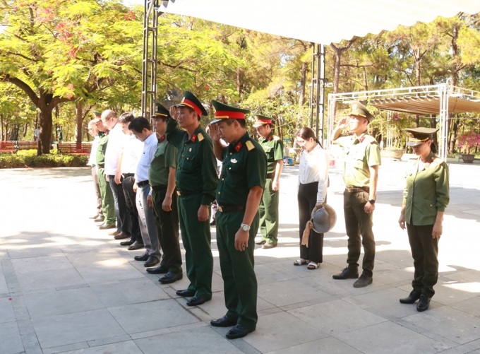 Đoàn đại biểu tỉnh Thừa Thiên Huế đến làm lễ viếng tại Nghĩa trang Liệt sĩ Quốc gia Trường Sơn