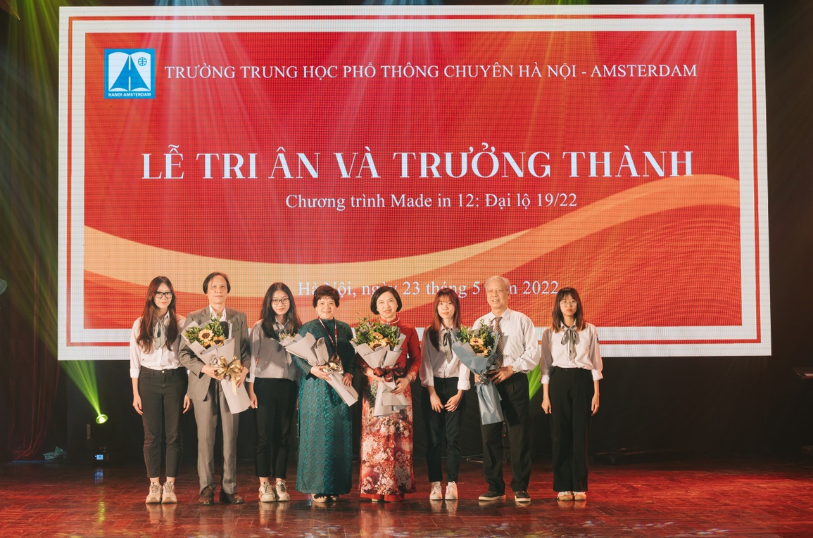 Học sinh chuyên Ams tổ chức lễ tri ân thầy cô trước khi tốt nghiệp - 2 Học sinh chuyên Ams tổ chức lễ tri ân thầy cô trước khi tốt nghiệp - 2