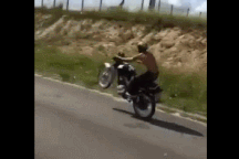 Nổi bật tuần qua: Thanh niên lĩnh "kết đắng" vì trổ tài bốc đầu xe máy