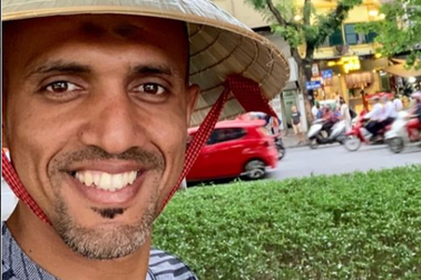 Trọng tài bắt trận Việt Nam – Thái Lan đội nón lá, “check-in” tại Hồ Gươm