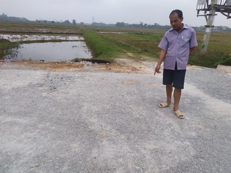 Vụ dân xới đường kiểm tra chất lượng: Nhà thầu đổ lỗi do thiết kế và kinh phí thấp - 3 Vụ dân xới đường kiểm tra chất lượng: Nhà thầu đổ lỗi do thiết kế và kinh phí thấp - 3