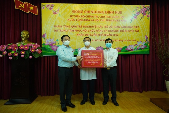 Ông Nguyễn Xuân Thắng, Giám đốc Trung tâm, nhận quà từ Chủ tịch Quốc hội. Ảnh: molisa