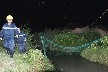 Thả lưới “đón đầu” bé trai 9 tuổi bị nước cuốn xuống cống mất tích