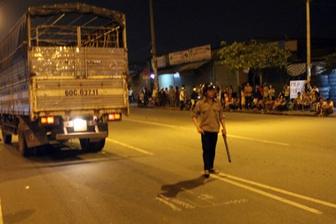 Qua đường bất cẩn, xe tải tông chết