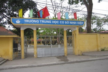 Hà Nội: Hàng nghìn học sinh nghỉ học phản đối xây trung tâm thương mại