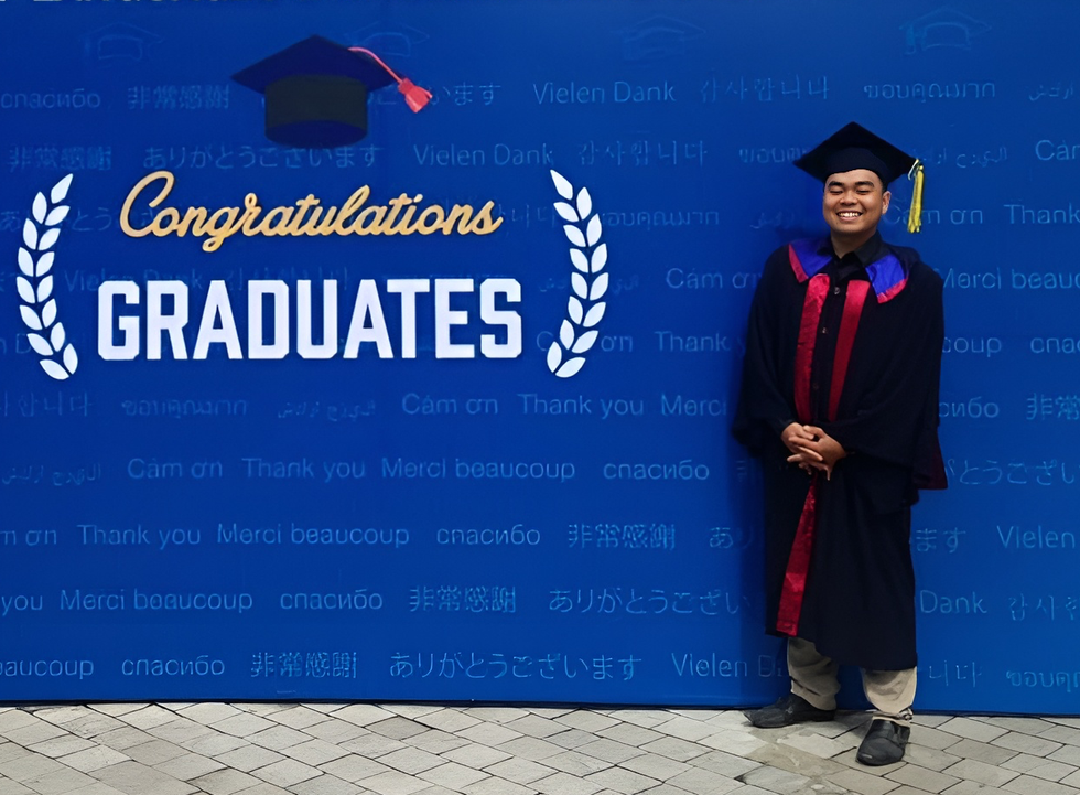 Từ chàng trai khiếm thính đến thầy giáo dạy tiếng Anh có 4 bằng đại học - 4