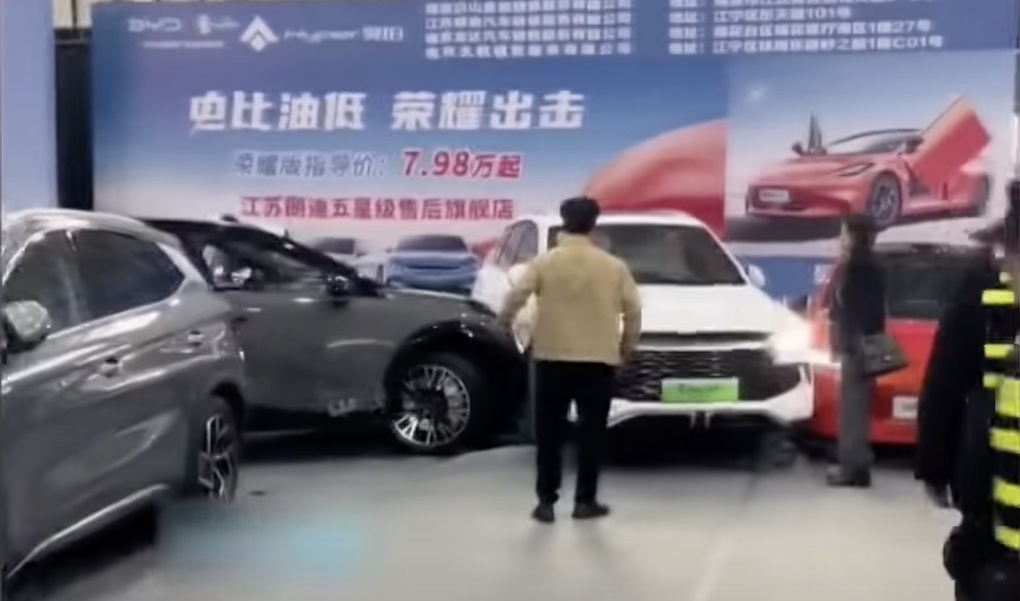 Xe điện Trung Quốc mất lái, gây náo loạn triển lãm ô tô - 2 Xe điện Trung Quốc mất lái, gây náo loạn triển lãm ô tô - 2