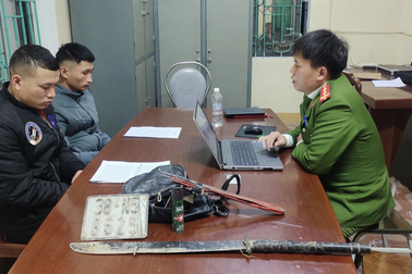 Bắt 2 kẻ trộm chó, thu giữ súng điện và kiếm