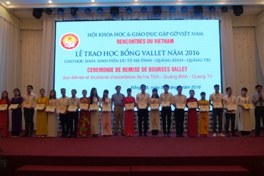 Tiếp tục trao hơn 2 tỷ đồng học bổng Vallet đến học sinh, sinh viên ưu tú