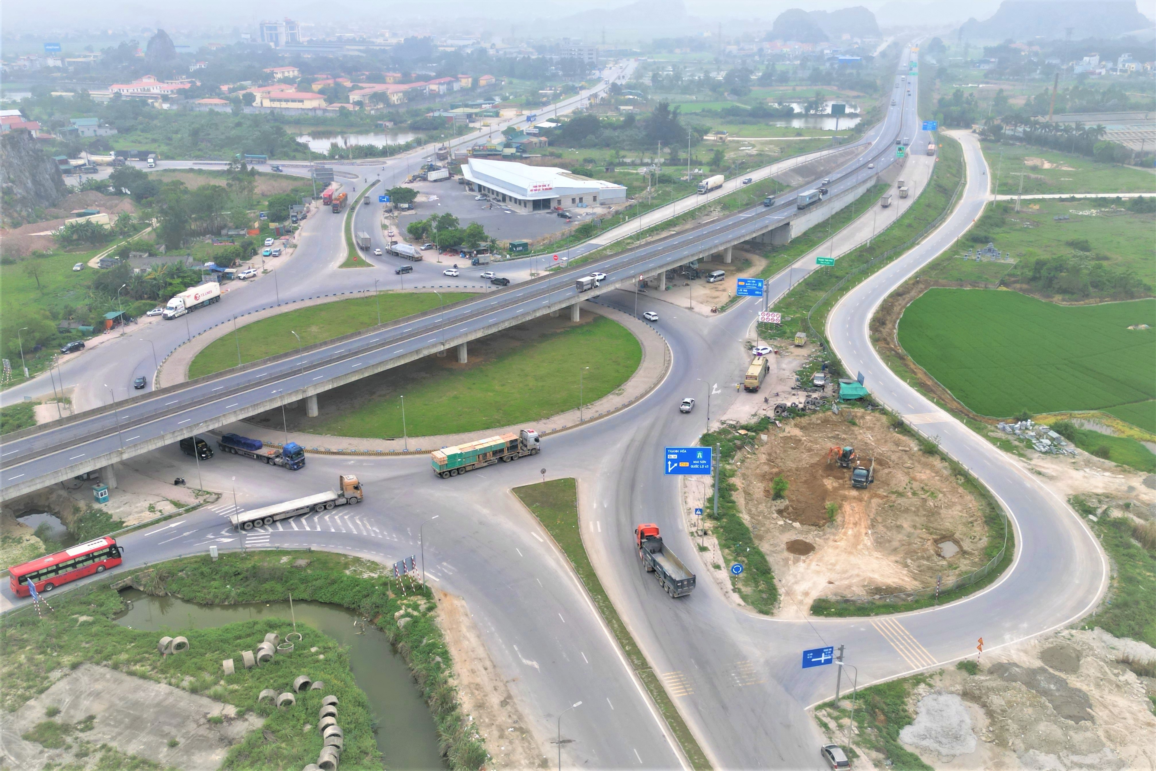 "Chi chít" biển báo tại nút giao quốc lộ 1 với cao tốc Bắc - Nam