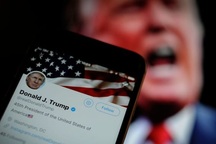 Twitter khóa tài khoản của ông Trump, ra "tối hậu thư" yêu cầu xóa tweet
