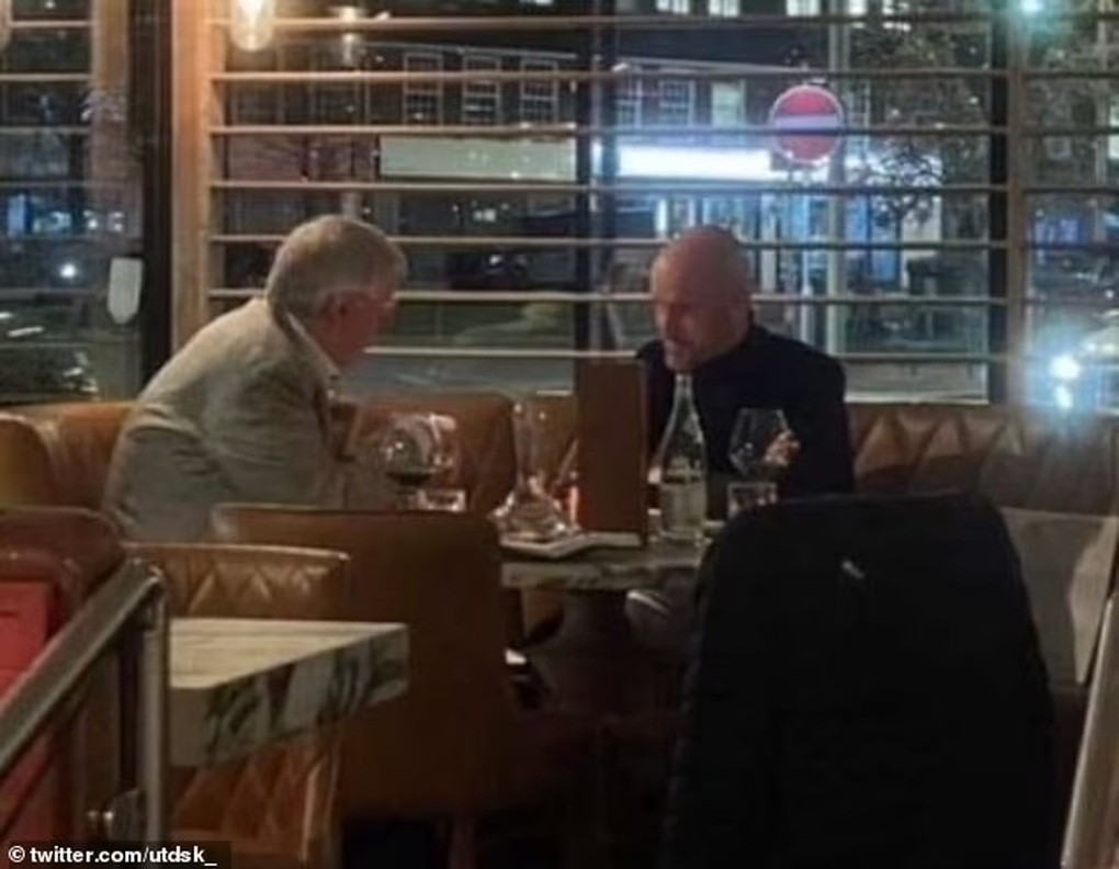 HLV Ten Hag hỏi kinh nghiệm Alex Ferguson trước thềm đấu Barcelona - 1 HLV Ten Hag hỏi kinh nghiệm Alex Ferguson trước thềm đấu Barcelona - 1